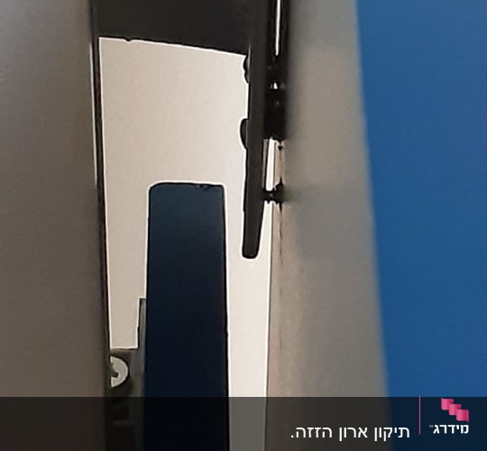 חלקי מתכת כחולים ואפורים במכונה נגרות